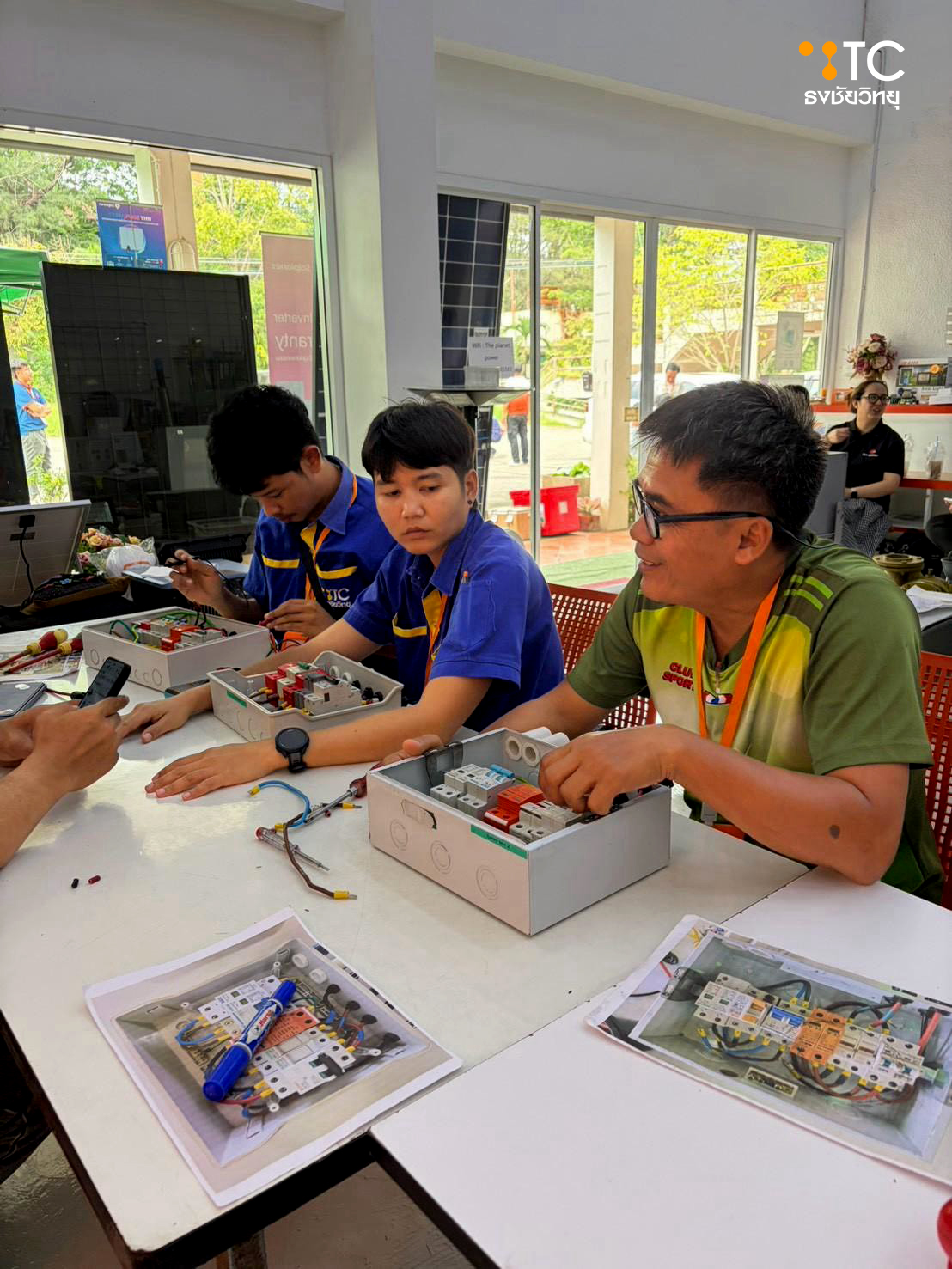 ทีมงานธงชัยวิทยุขณะเข้ารับการฝึกอบรมภาคปฏิบัติการติดตั้งแผงโซลาร์เซลล์